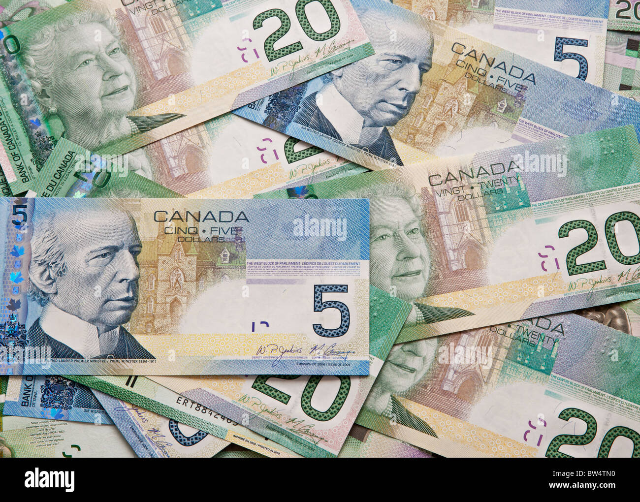 Eine erhöhte Ansicht der kanadischen fünf und zwanzig-Dollar-Scheine. Stockfoto Eine erhöhte Ansicht der kanadischen fünf und zwanzig-Dollar-Scheine. Stockfoto