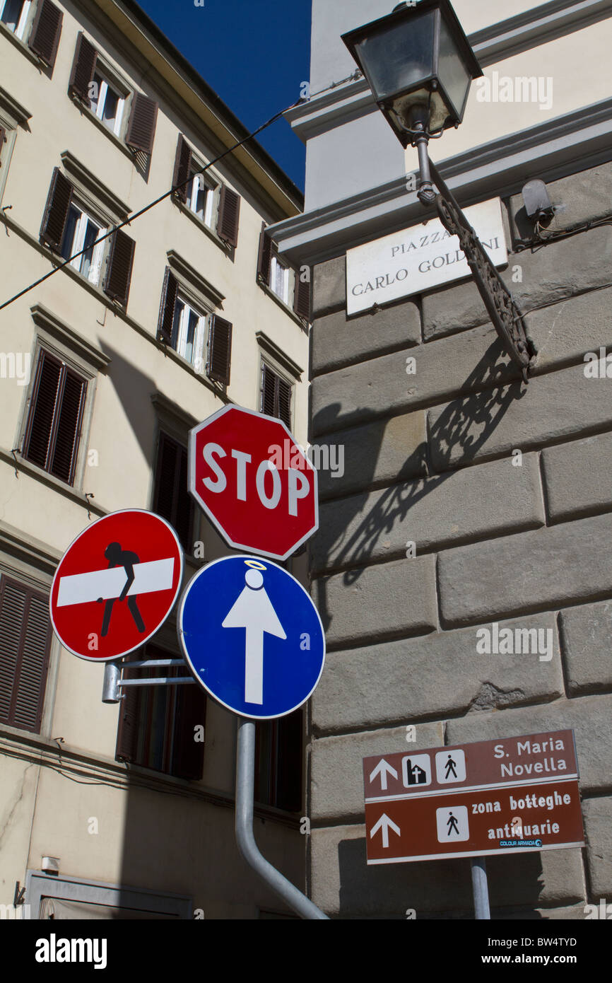 Verkehrsschilder in Florenz von der Streetart-Künstler Clet Abraham durch die Zugabe von Aufklebern verunstaltet, eine doppelte Bedeutung zu geben Stockfoto