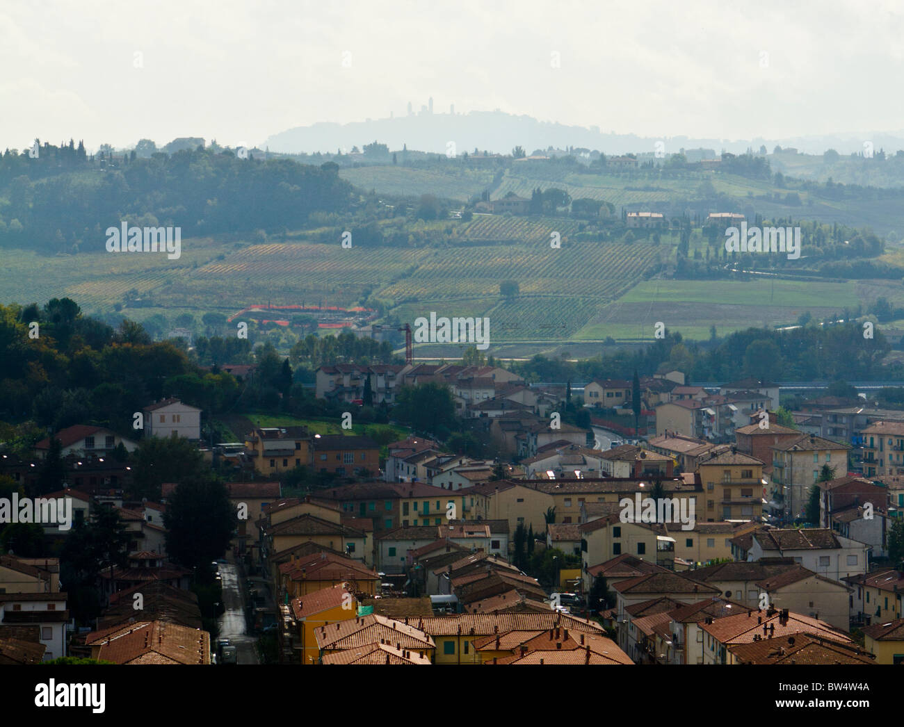 Blick vom Certaldo Alto mit den Türmen von San Gimignano im Hintergrund Stockfoto