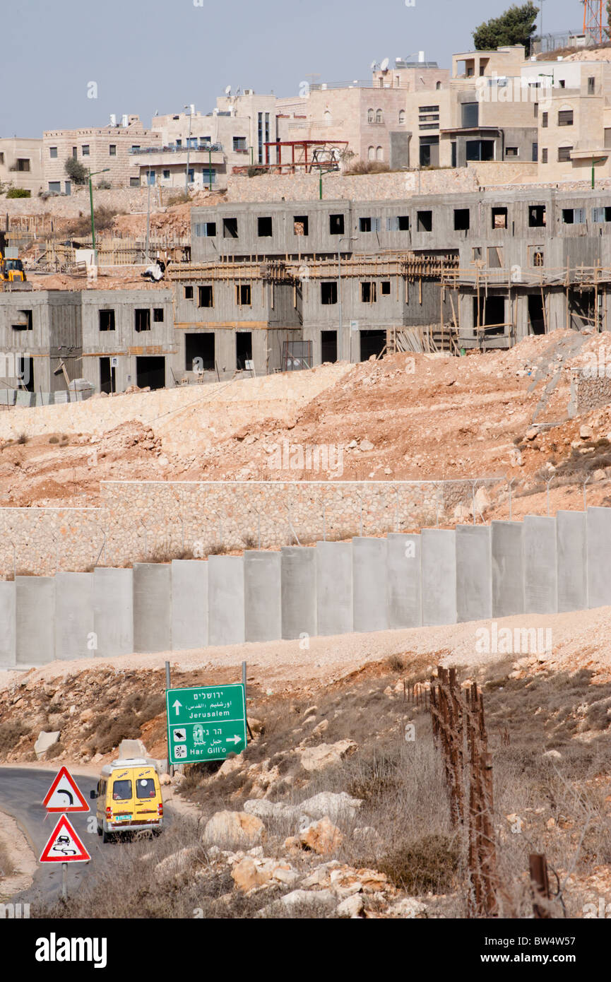 Bau geht weiter auf die israelische Siedlung Gilo und die Sperranlage um ihn herum. Stockfoto