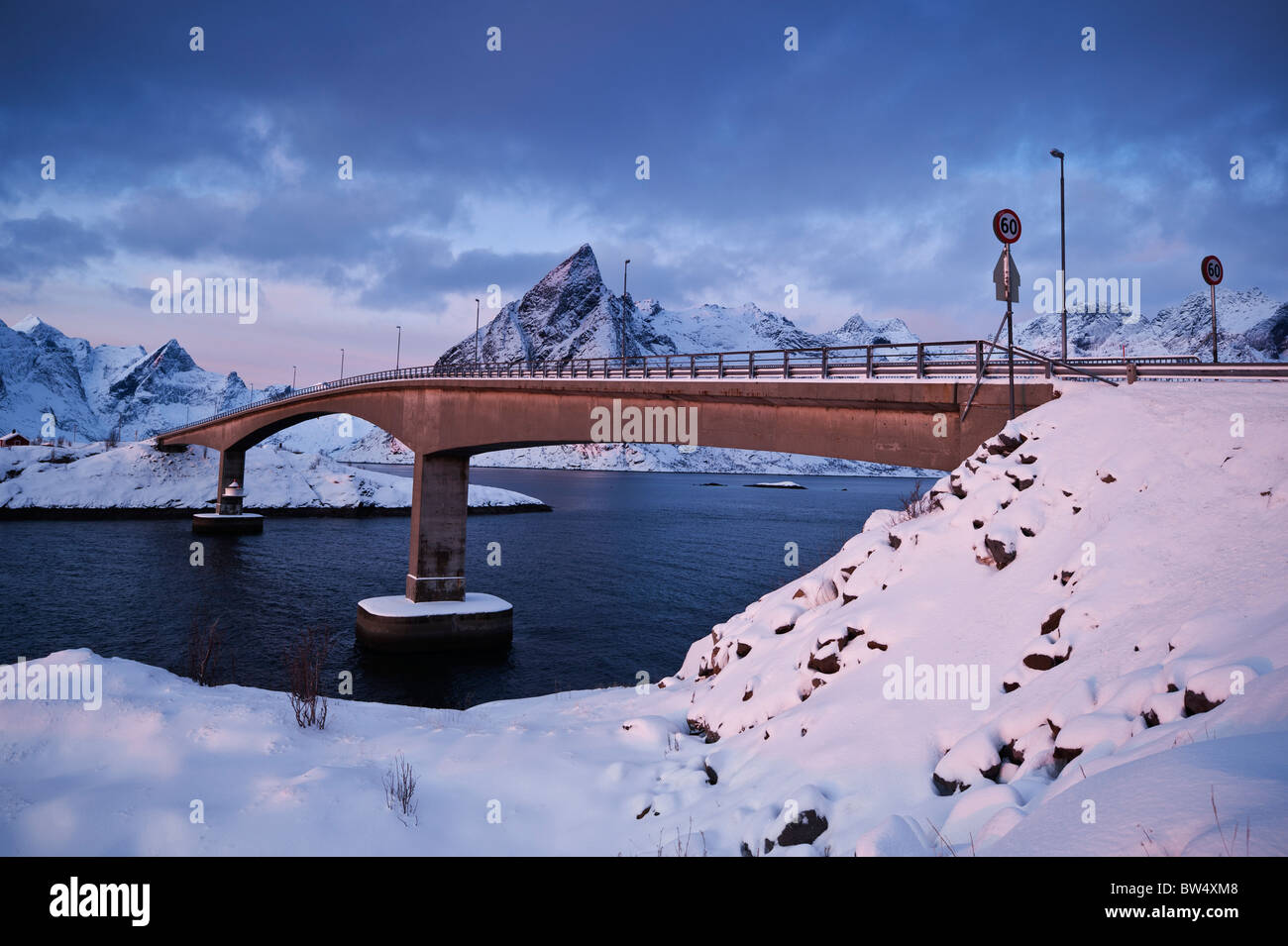 Winter-Blick auf Brücke auf E10 Hamnøya und Toppøya Inseln, Lofoten Inseln, Norwegen Stockfoto
