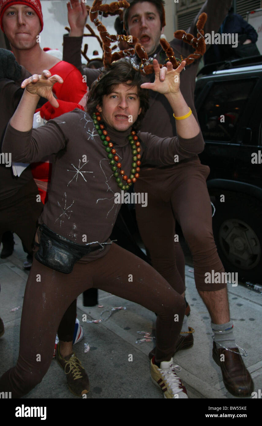 Kostümierte Weihnachtsmann Nachtschwärmer feiern jährlich NYC SANTACON Bar Crawl Stockfoto