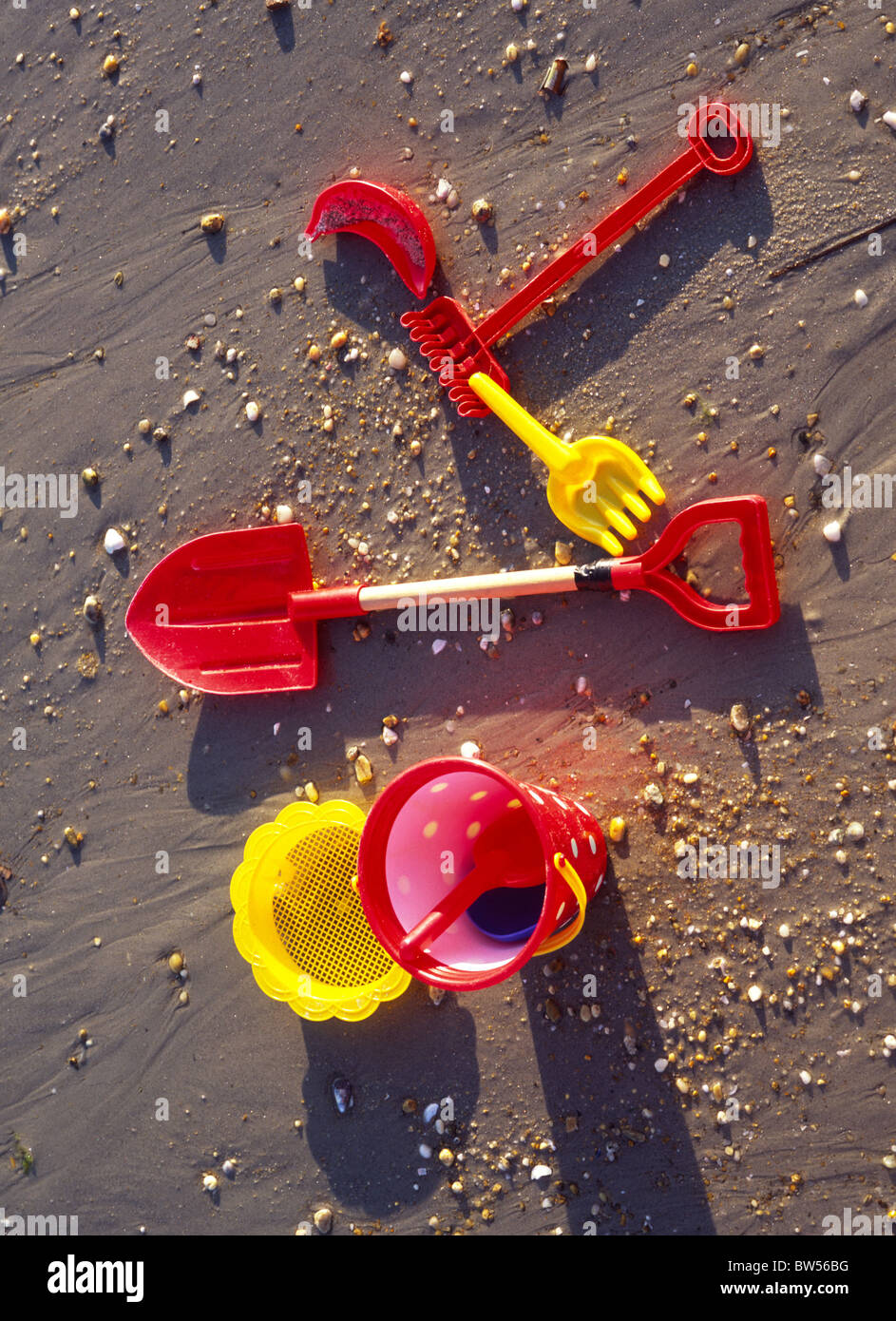 Eimer & Pik auf Sand Stockfoto