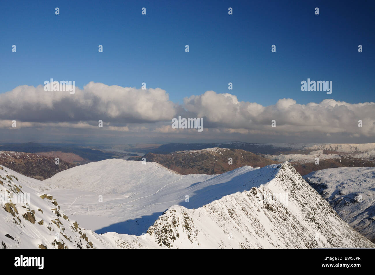 Blick vom Lakelandpoeten über Striding Edge im Winter im englischen Lake District Stockfoto