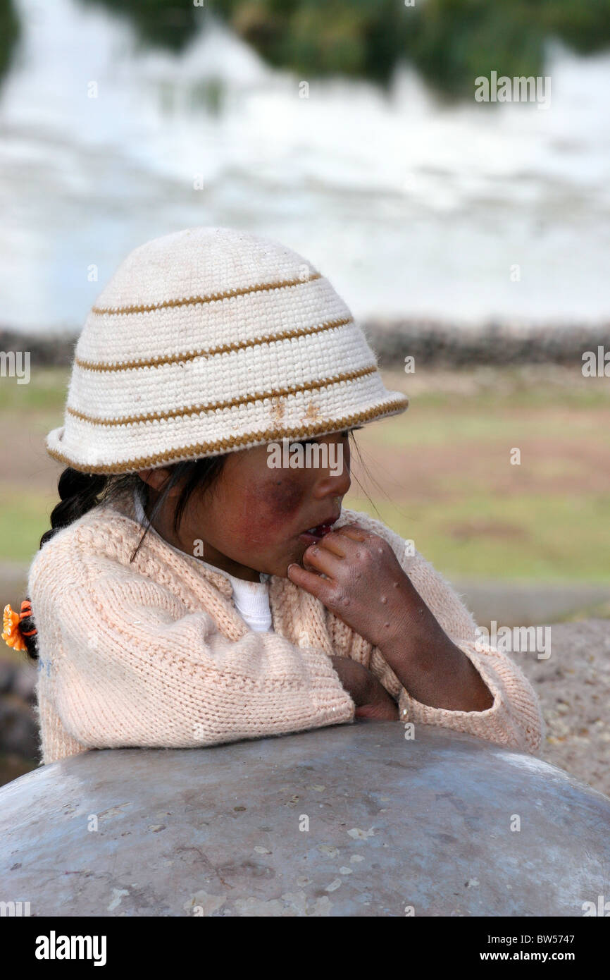 Kind entspannen bei Sillustani am Ufer des Sees Umayo in der Nähe von Puno, Peru. Stockfoto