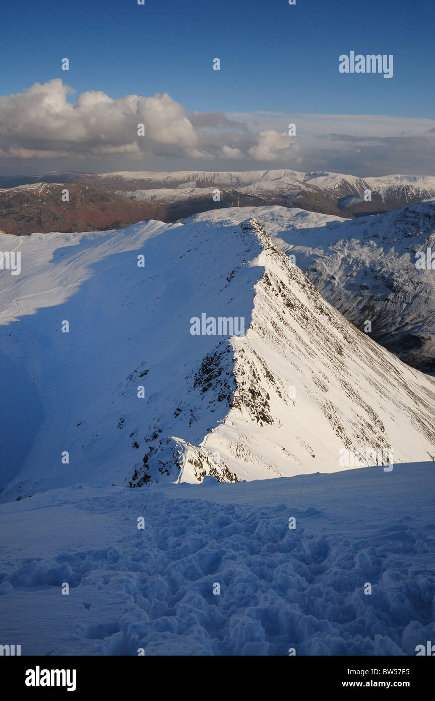 Winter-Blick vom Lakelandpoeten über Striding Edge im englischen Lake District Stockfoto