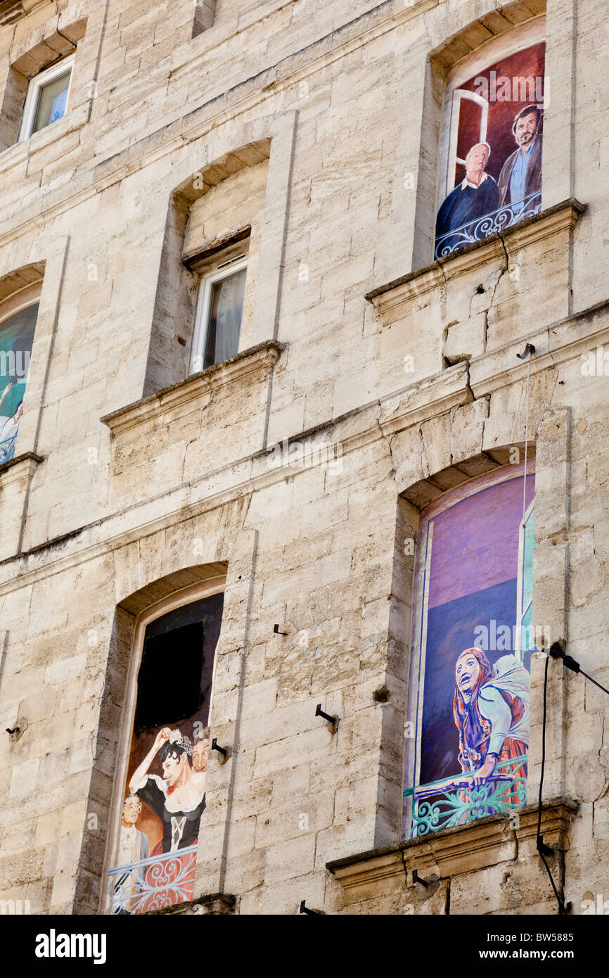 Trompe l ' oeil Malerei erhellen die Fenster des alten Hauses in Avignon, Vaucluse, Frankreich. Stockfoto