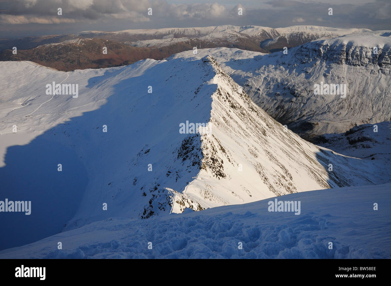 Winter-Blick vom Lakelandpoeten über Striding Edge im englischen Lake District Stockfoto