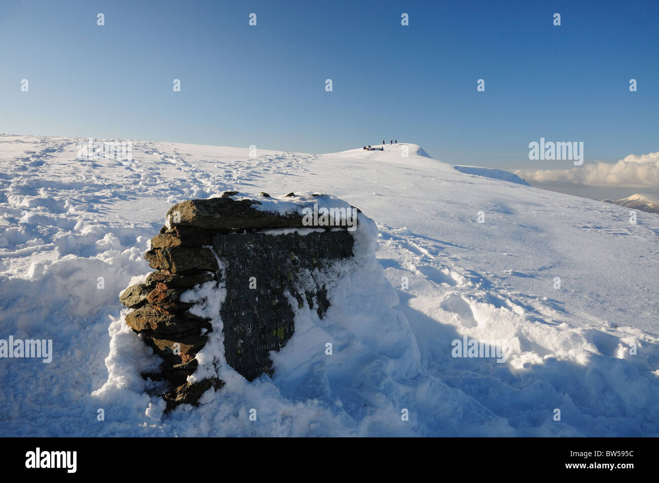 Schneebedeckte Gough-Denkmal auf dem Gipfel des Lakelandpoeten im englischen Lake District Stockfoto