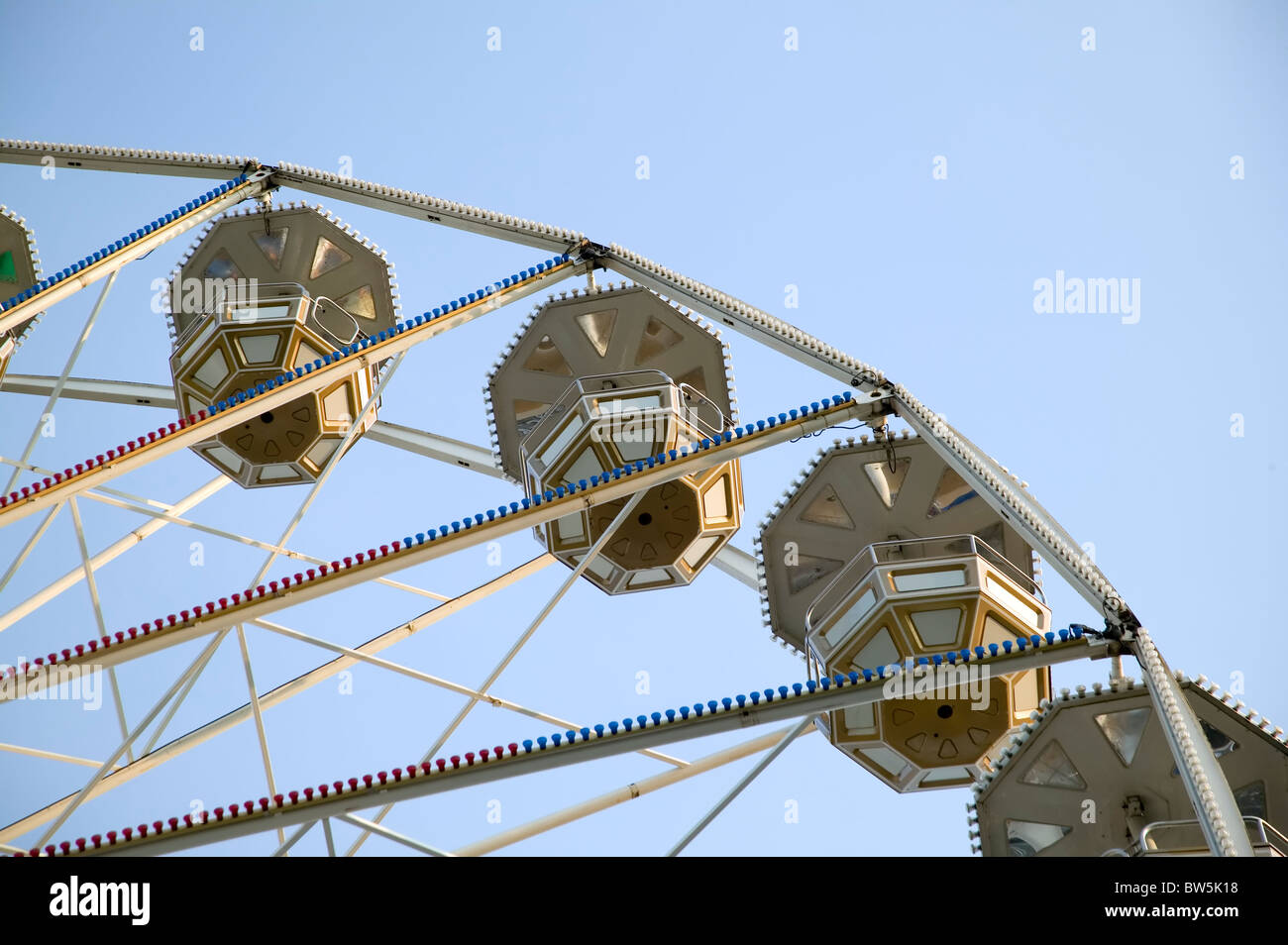 Es gibt ein großes Riesenrad mit Himmelshintergrund Stockfoto
