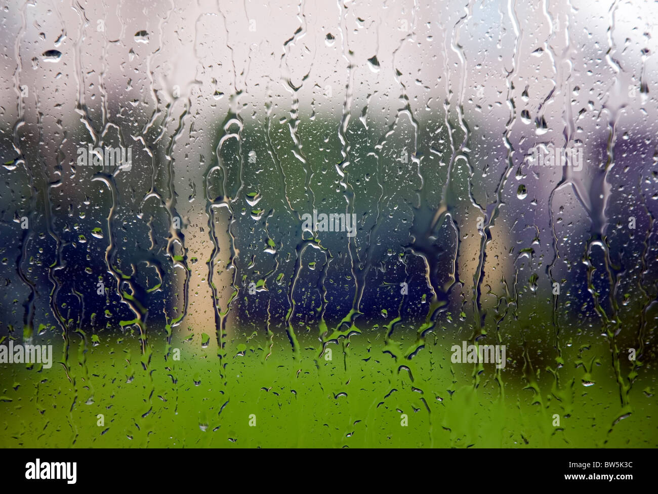 Blick durch das Fenster zum Garten des Hauses, Regen Stockfoto