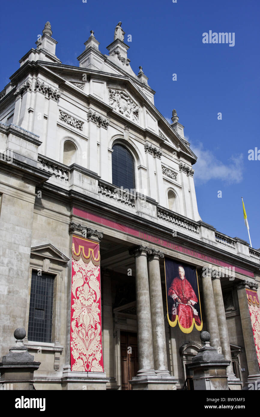 Das ikonische Brompton Oratorium betrachtet in South Kensington anzeigen Drop-down-Banner von Kardinal Newman von Thurloe Place. Stockfoto