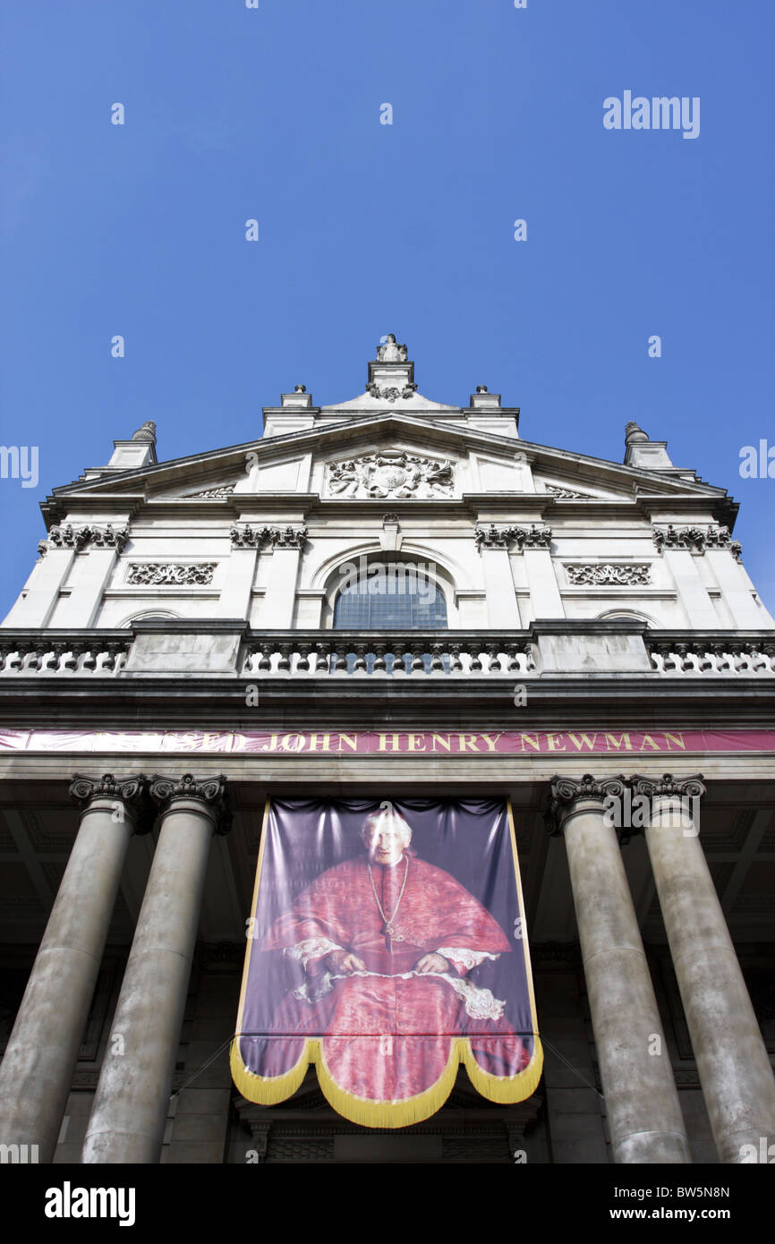 Die Fassade des Haupteingangs zum Brompton Oratorium geschmückt mit einem bunten Banner von Kardinal John Henry Newman. Stockfoto