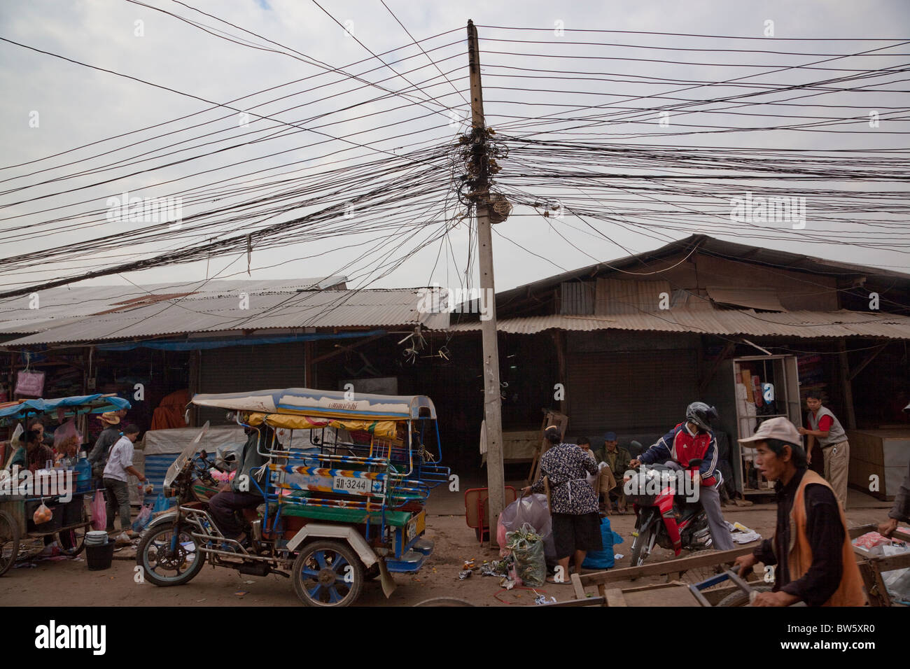 Eine Verwechslung der Telefonleitungen über Khua Din, Day-Markt in Vientiane, der Hauptstadt von Laos. Stockfoto