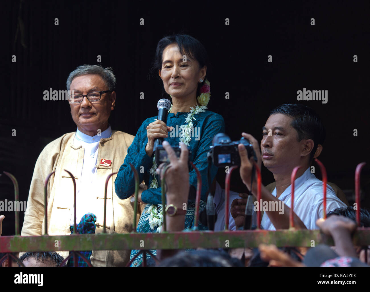 Aung San Suu Kyi befasst sich mit Tausenden von Fans bei NLD Hauptsitz am 14. November 2010. Stockfoto