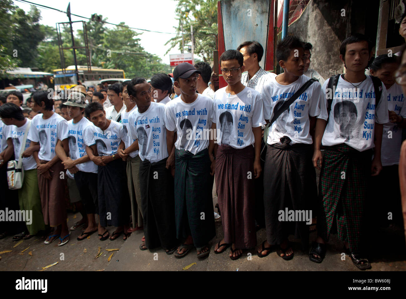 Unterstützer von Aung San Suu Kyi versammeln sich am NLD Head Quarter am 13. November 2010, in Yangon, Birma. Stockfoto
