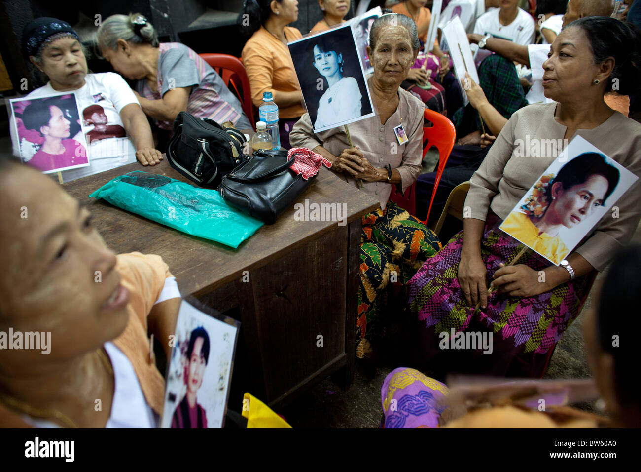 Unterstützer von Aung San Suu Kyi halten Porträts von ihr NLD-Hauptsitz in Yangon, Birma am 13. November 2010. Stockfoto