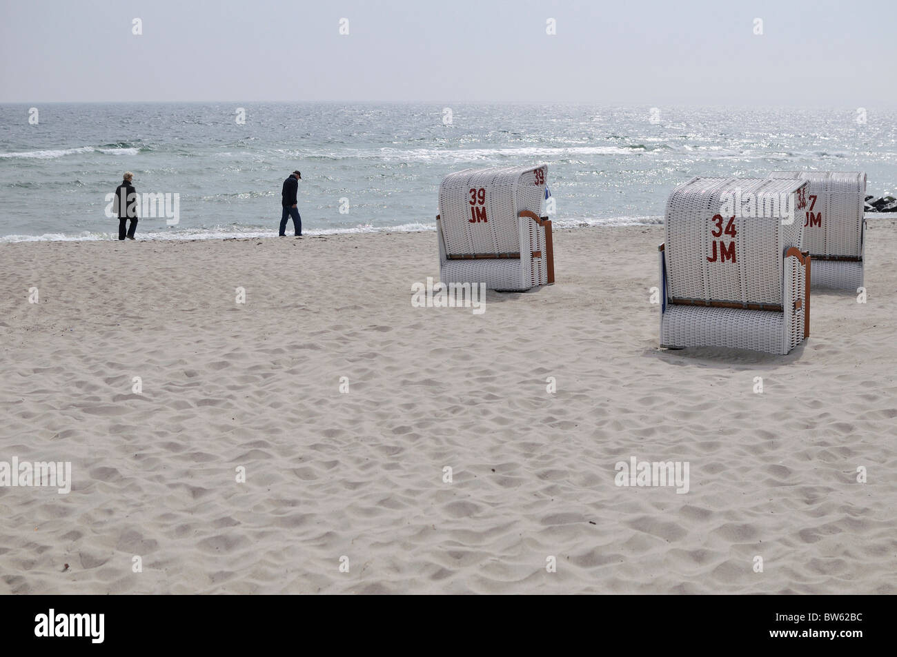Liegestühle am Strand in der Nähe von Neustadt an der Ostsee, Schleswig-Holstein, Deutschland Stockfoto