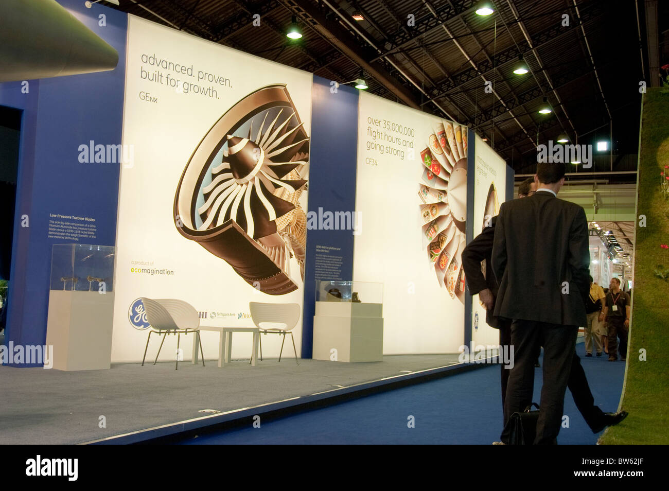 Öffentliche Veranstaltungen, Geschäftsleute auf der Paris Air Show am Flughafen Bourget, G.E. Airplane Engines Display, Salon du bourget, internationale Ausstellung paris Stockfoto