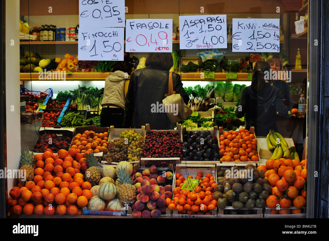 Obst und Gemüse laden in Varallo Sesia, Vercelli, Piemont, Italien Stockfoto