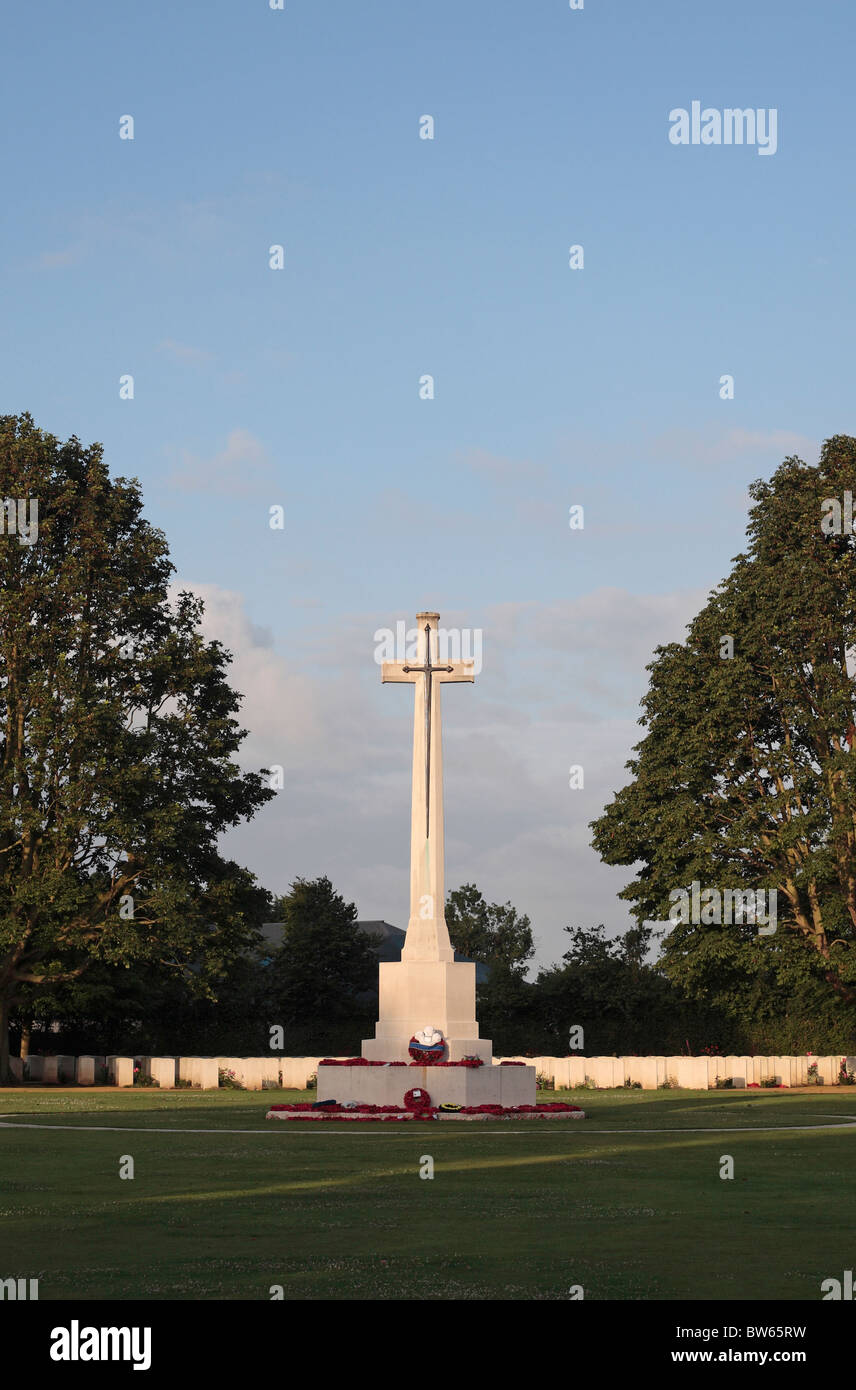 Das Kreuz des Opfers auf dem Commonwealth Friedhof von Bayeux, Normandie, Frankreich. Stockfoto