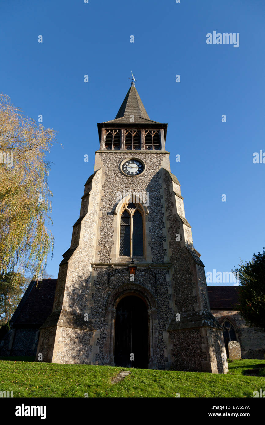 Die Pfarrkirche St. Nikolaus, Wickham Dorfkirche auf einer Anhöhe mit Schindel-Turm Stockfoto