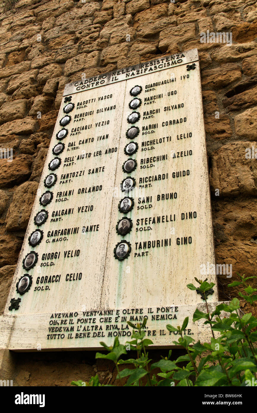 Gedenktafel an der Stadtmauer von Volterra für die Partisanen, die im Widerstand gegen die Nazis im zweiten Weltkrieg gestorben Stockfoto