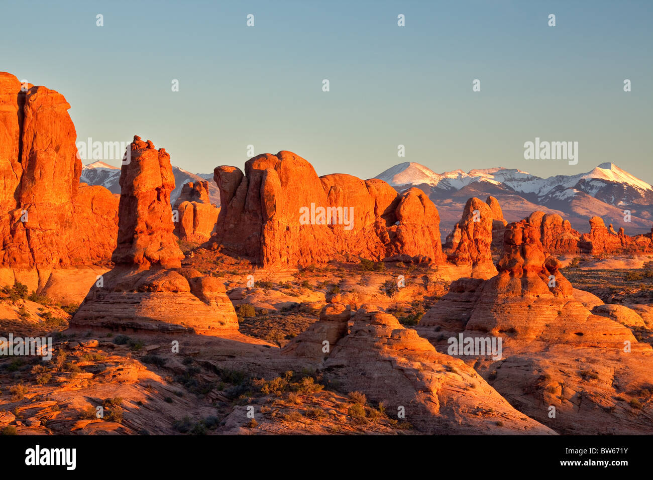 Suchen Sie in der Windows-Sektion aus dem Garten Eden, Arches-Nationalpark, Utah Stockfoto