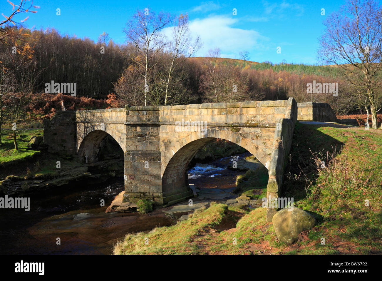 Rutschigen Steinen Lastesel Brücke über den Fluss Derwent, Upper Derwent Valley, Peak District National Park, Derbyshire, England, UK. Stockfoto