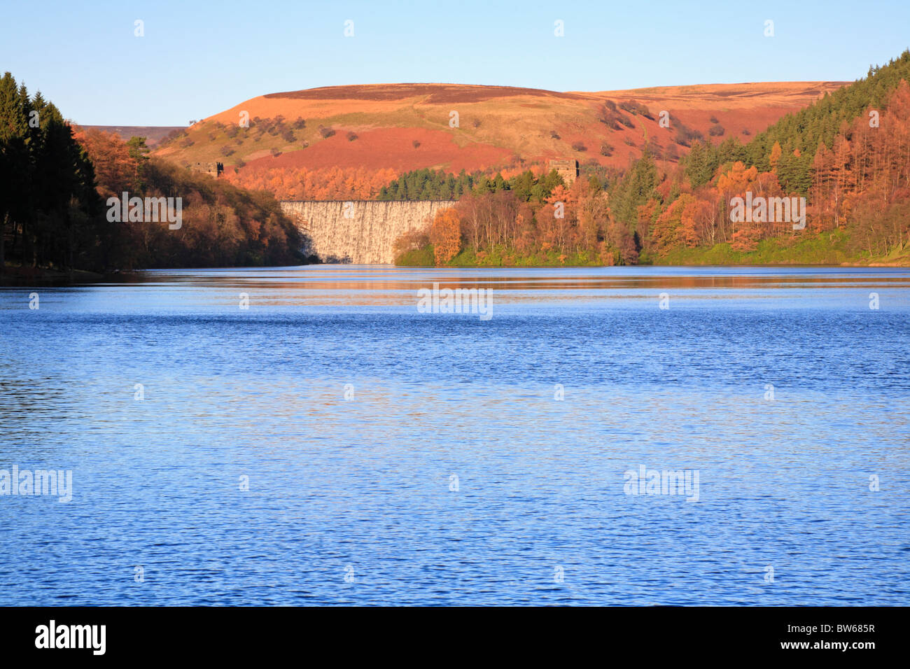 Herbst bei Howden Dam, Derwent Reservoir, obere Derwent Valley, Peak District National Park, Derbyshire, England, UK. Stockfoto