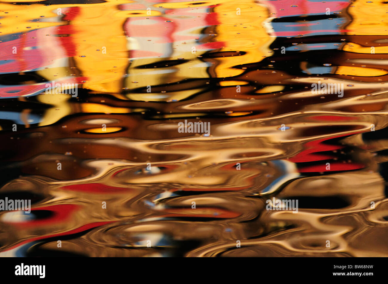 Abstrakte farbenfrohe Reflexion von Gebäuden in den Fluss Cam, Cambridge, England, UK Stockfoto