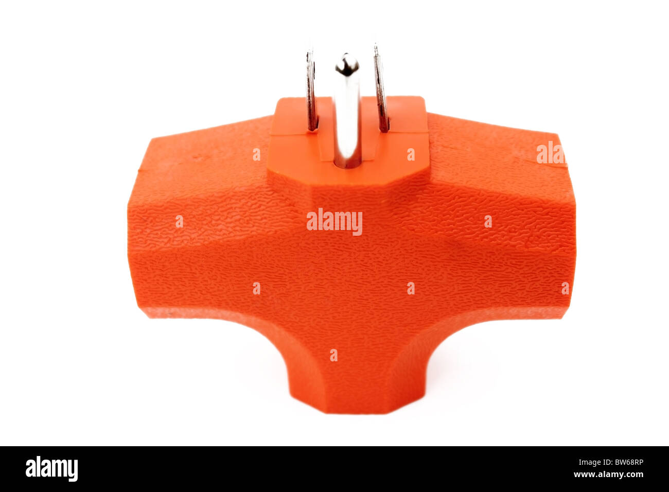 Orange 3 Steckdose geerdet elektrische Stecker-Adapter, die isoliert auf weißem Hintergrund Stockfoto