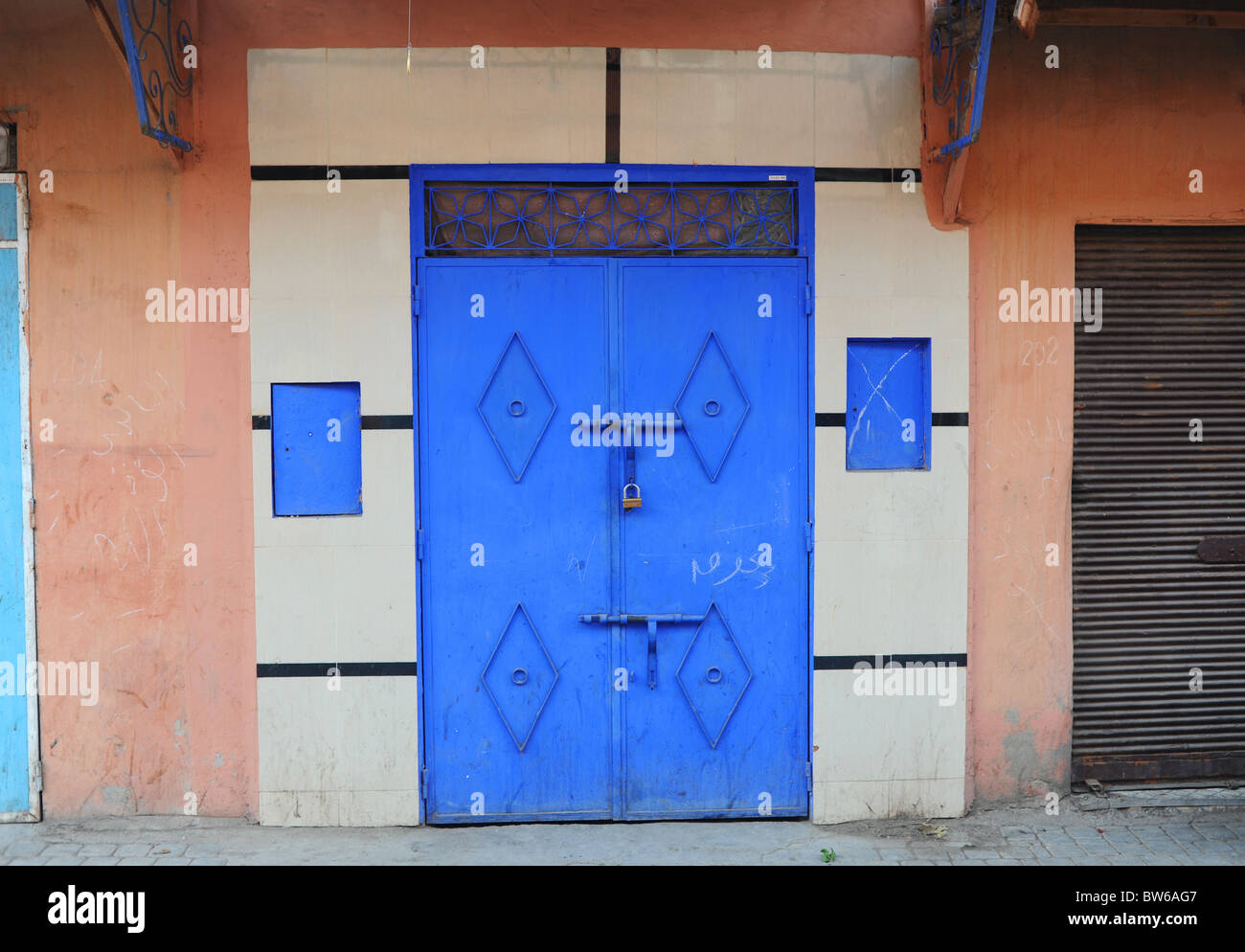 Marrakesch Marokko - Blaue Tür mit Vorhängeschloss in der Medina oder alten Stadtmauer von Marrakesch Stockfoto