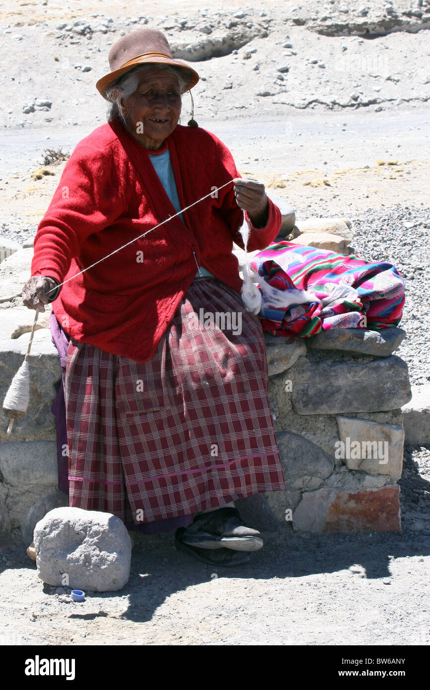 Ein kleiner Marktplatz, auf dem Weg zum Colca Canyon in der Nähe von Arequipa, Peru, Südamerika. Stockfoto