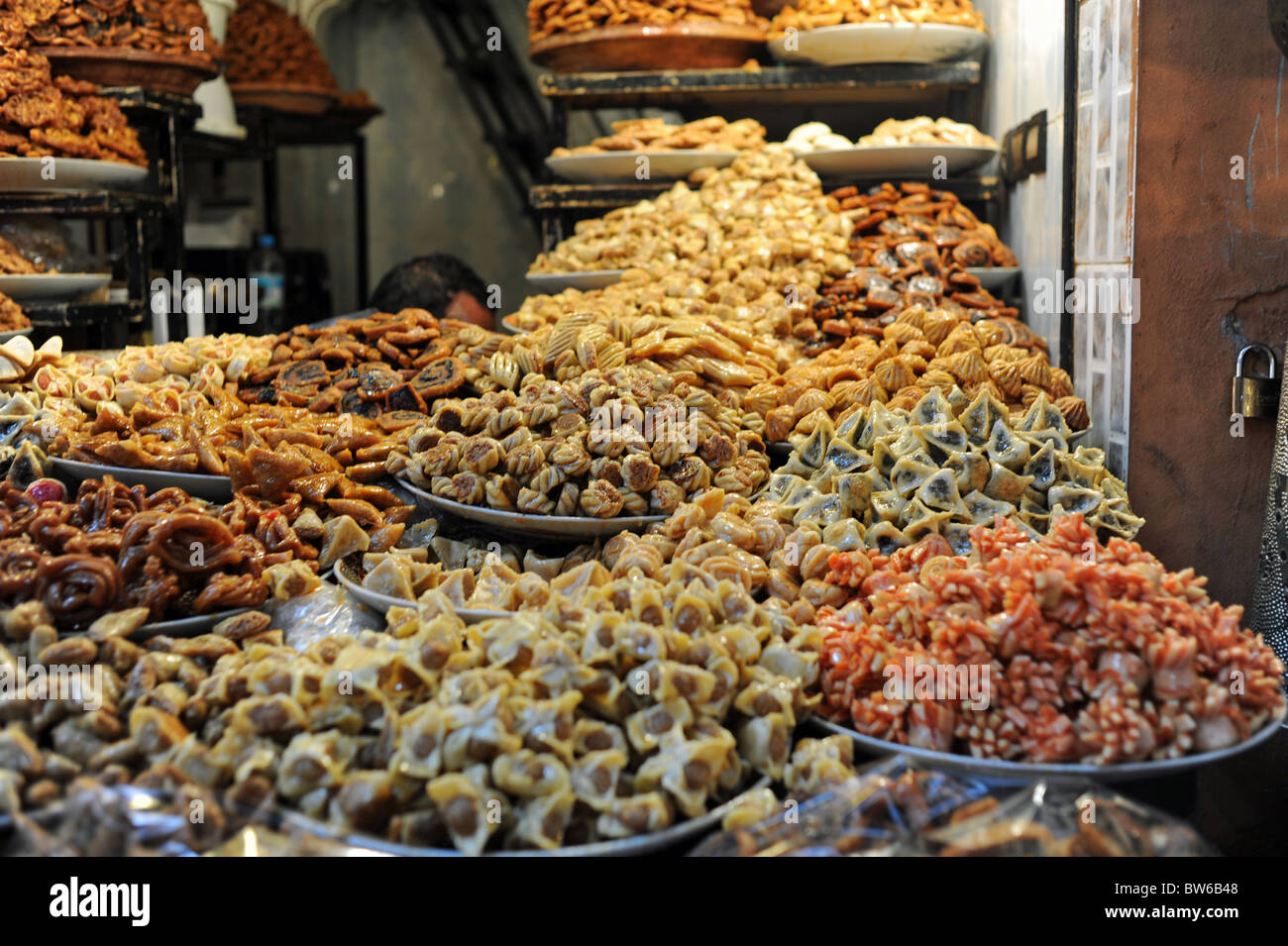 Marrakesch Marokko 2010 - Süßigkeiten und Gebäck auf Verkauf in den Souks der Medina oder ummauerten Altstadt von Marrakesch Stockfoto