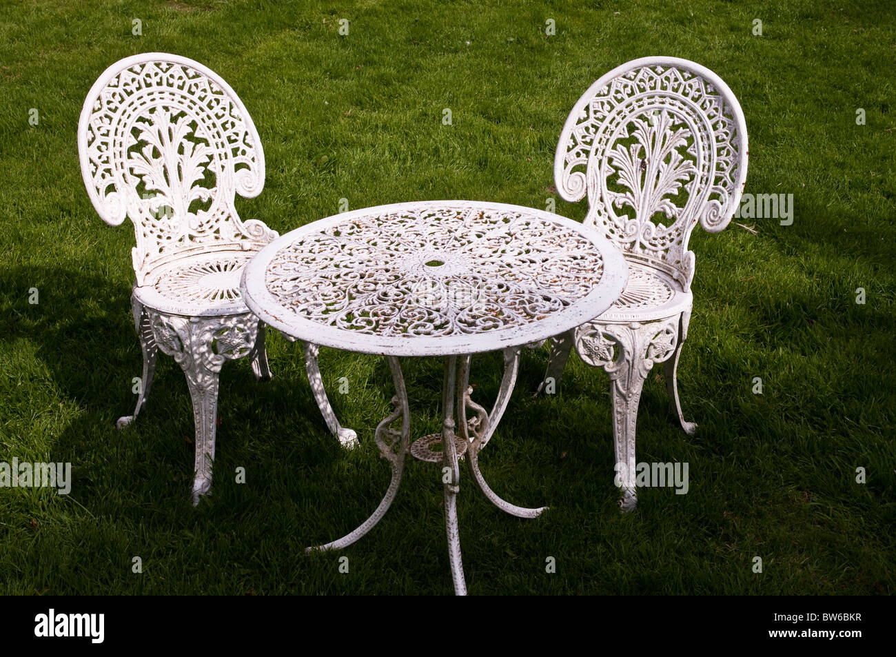 Alten Stil Metall-Stühle und Tisch auf einer Wiese im Garten, Dartmoor  Stockfotografie - Alamy