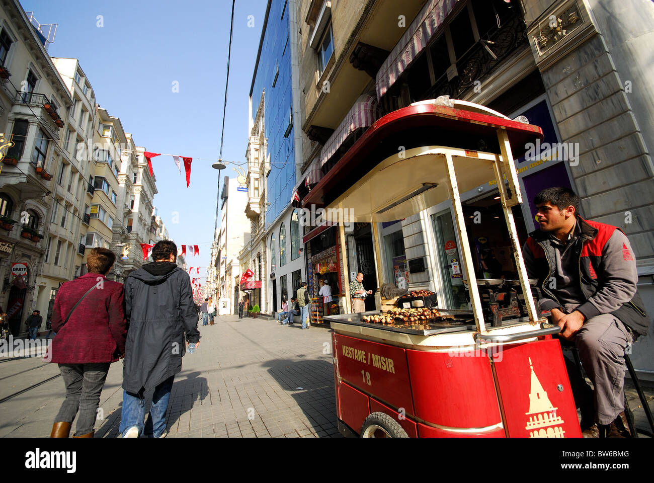 ISTANBUL, TÜRKEI. Eine Kastanie Verkäufer auf Istiklal Caddesi im Stadtteil Beyoglu. 2010. Stockfoto