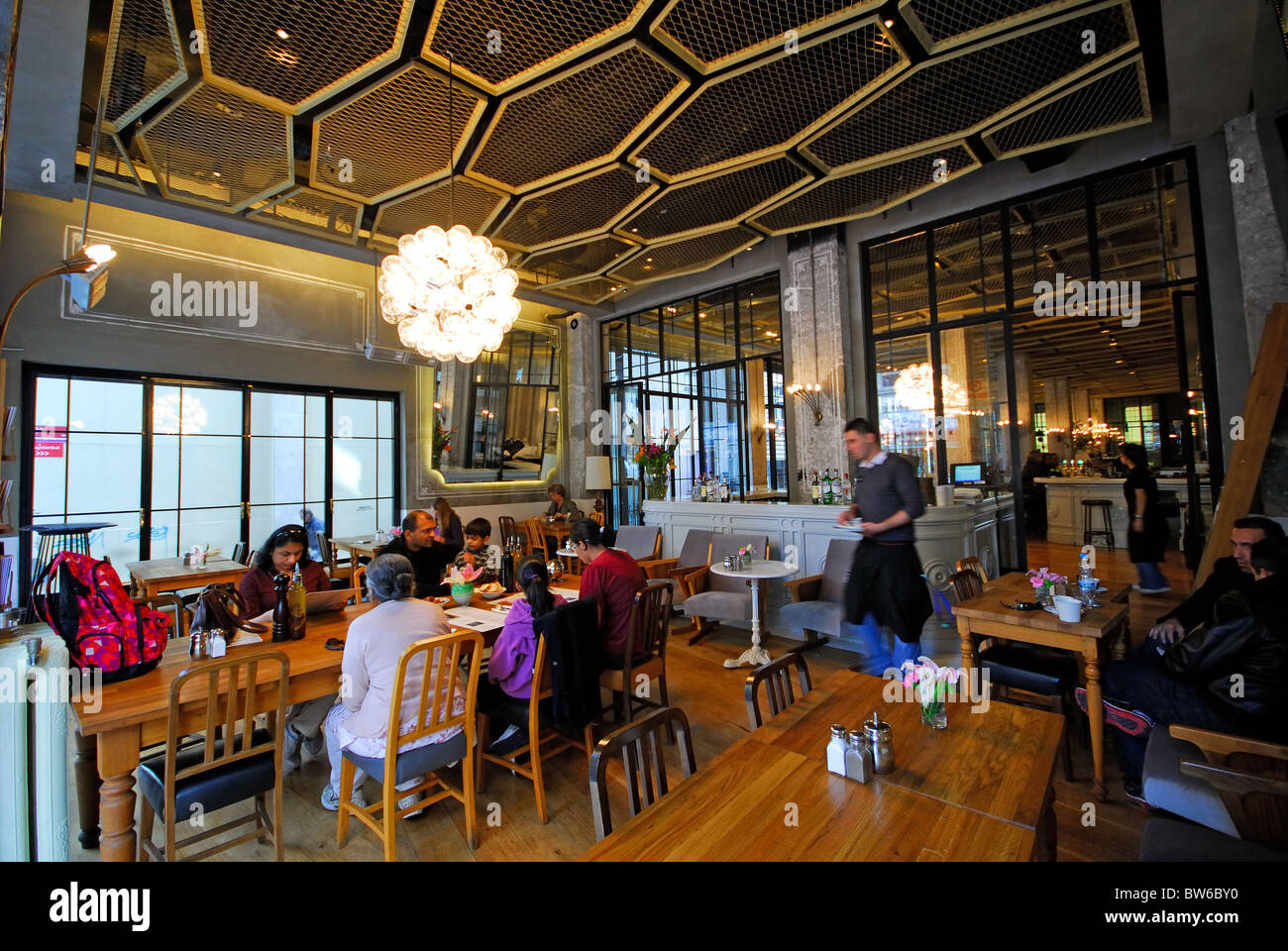 ISTANBUL, TÜRKEI. Innere des The House Cafe auf der Istiklal Caddesi im Stadtteil Beyoglu. 2010. Stockfoto