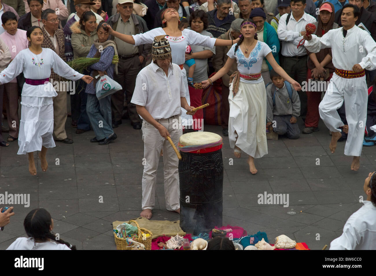 Indigene Menschen tanzen in Plaza Grande, Quito, Ecuador Stockfoto