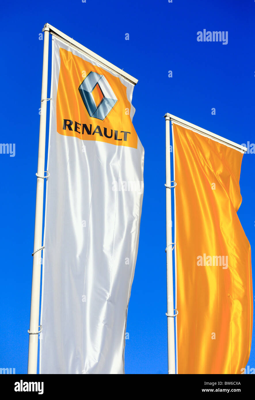Renault Fahnen vor einem Autohaus in King's Lynn, UK. Stockfoto