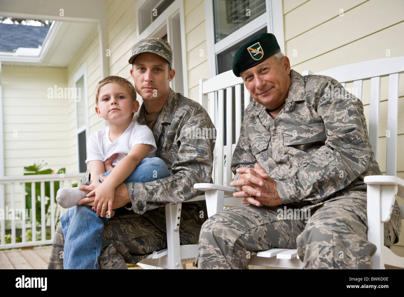 Militärische Familie auf der Veranda zu Hause Stockfoto