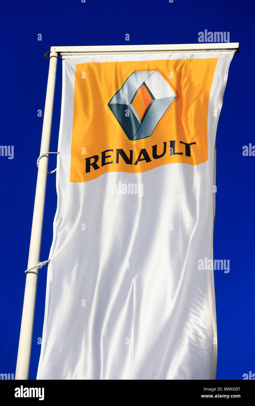 Renault Fahnen vor einem Autohaus in King's Lynn, UK. Stockfoto