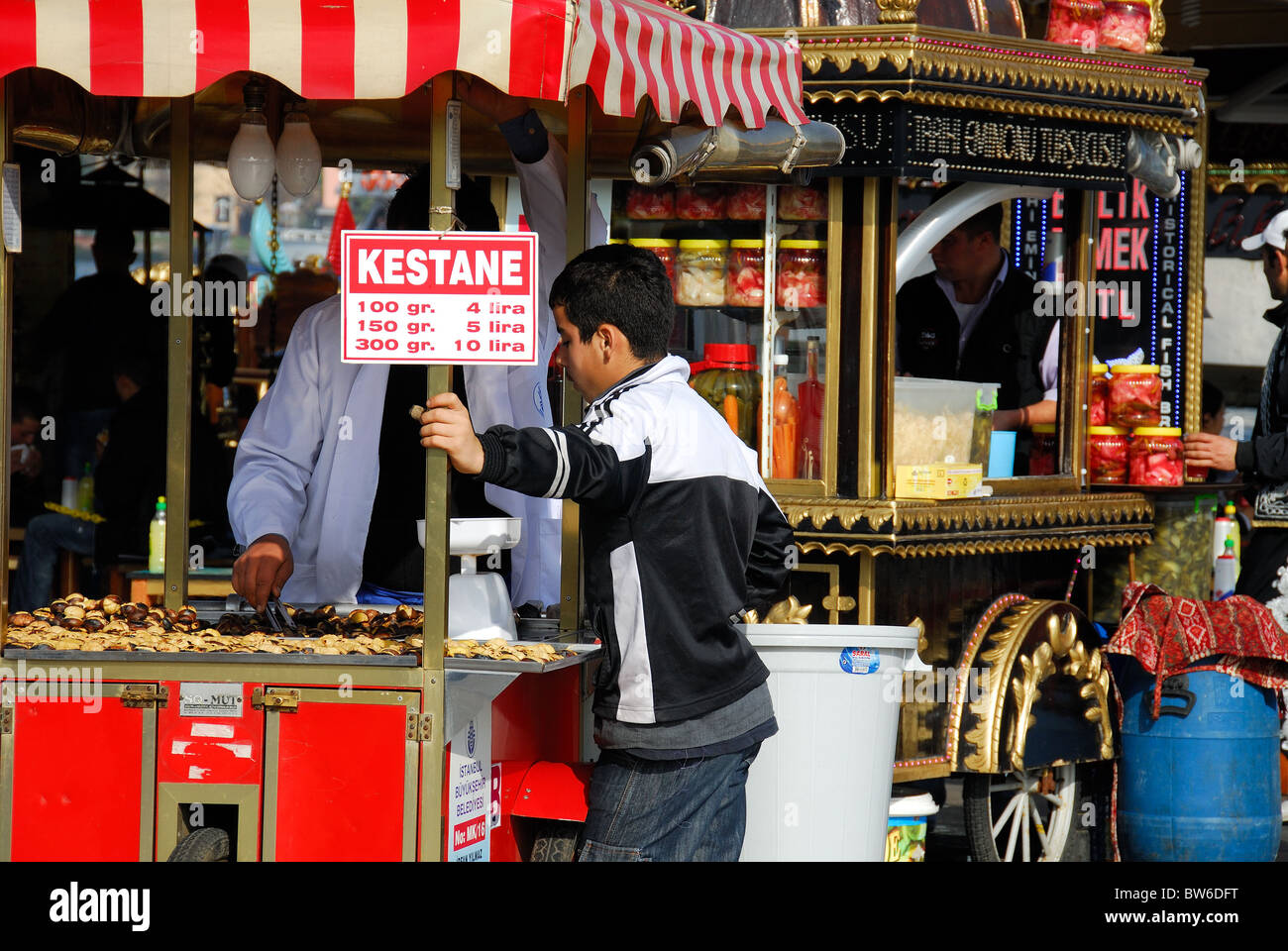 ISTANBUL, TÜRKEI. Straße Imbissstände in Eminönü Bezirk. 2010. Stockfoto