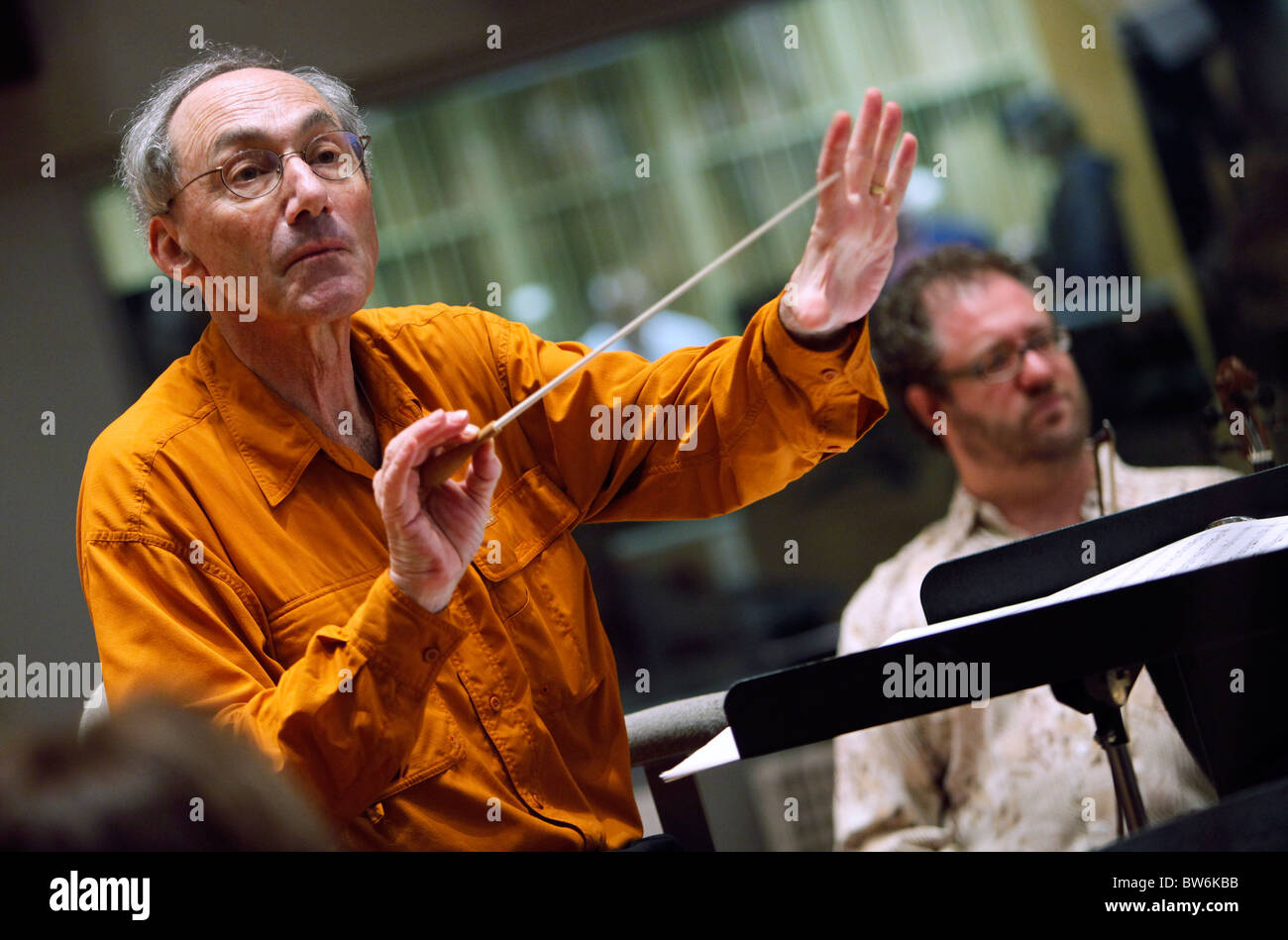 Charles Ansbacher probt im Studio mit dem Boston-Sehenswürdigkeiten-Orchester Stockfoto