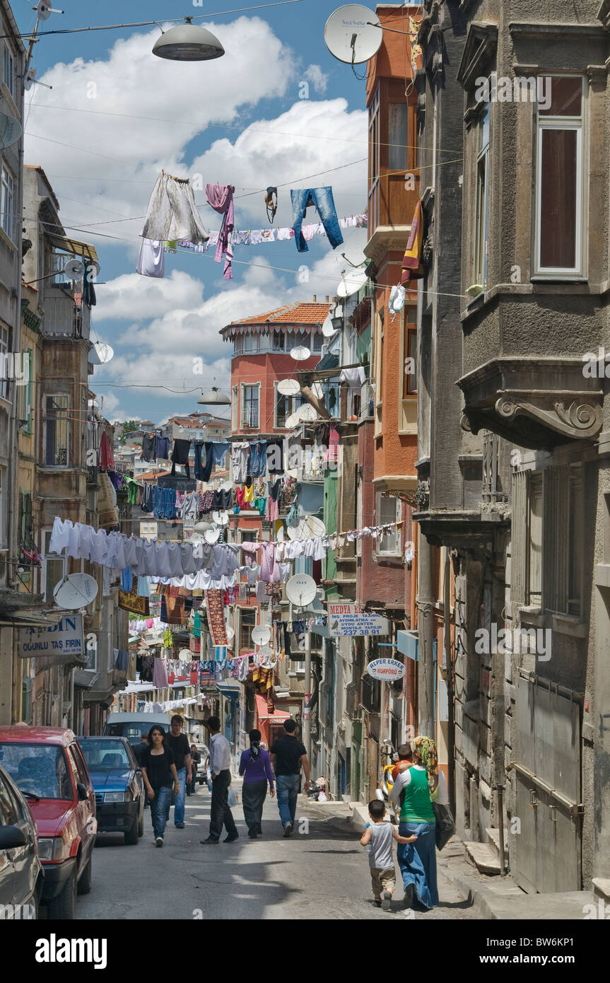 Wäscheleinen hängen von Dächern, Slums, Tarlabasi, Beyoglu, Istanbul, Türkei Stockfoto