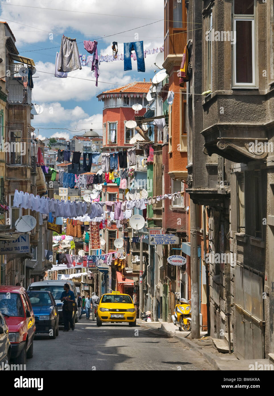 Wäscheleinen hängen von Dächern, Slums, Tarlabasi, Beyoglu, Istanbul, Türkei Stockfoto