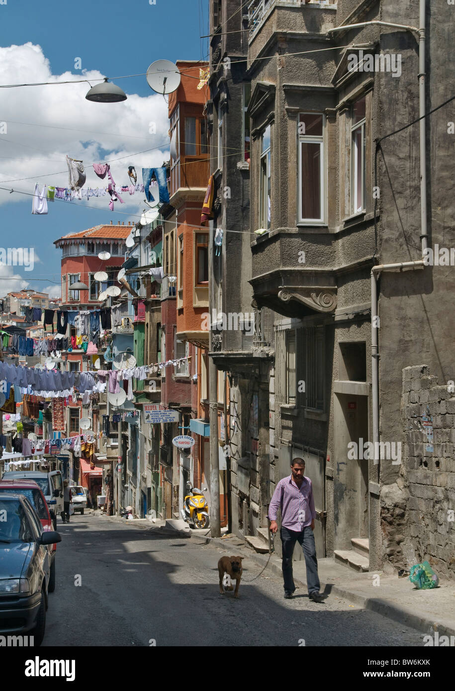 Wäscheleinen hängen von Dächern, Slums, Tarlabasi, Beyoglu, Istanbul, Türkei Stockfoto