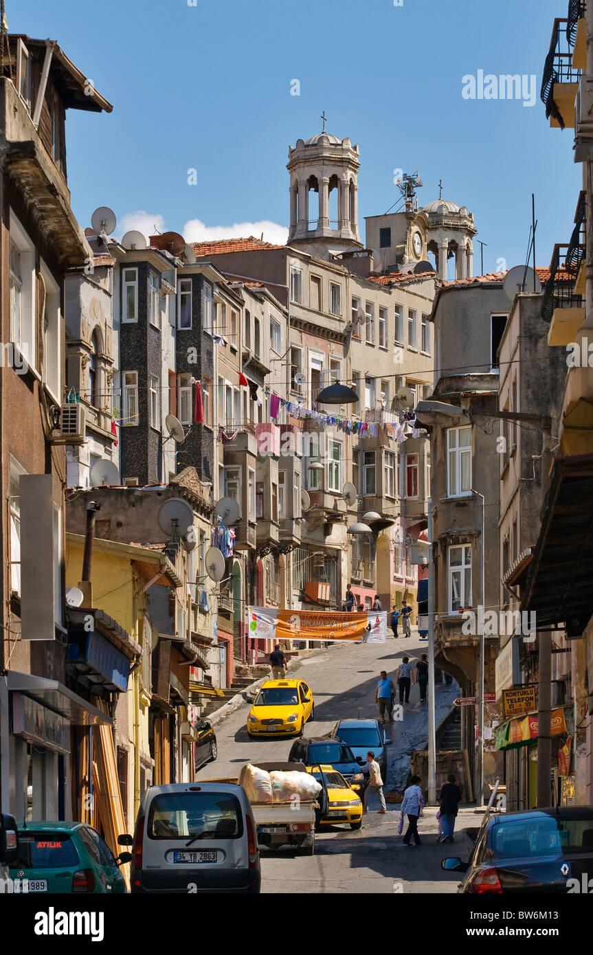Wäscheleinen hängen von Dächern, Slums, Tarlabasi, Beyoglu, Istanbul, Türkei Stockfoto