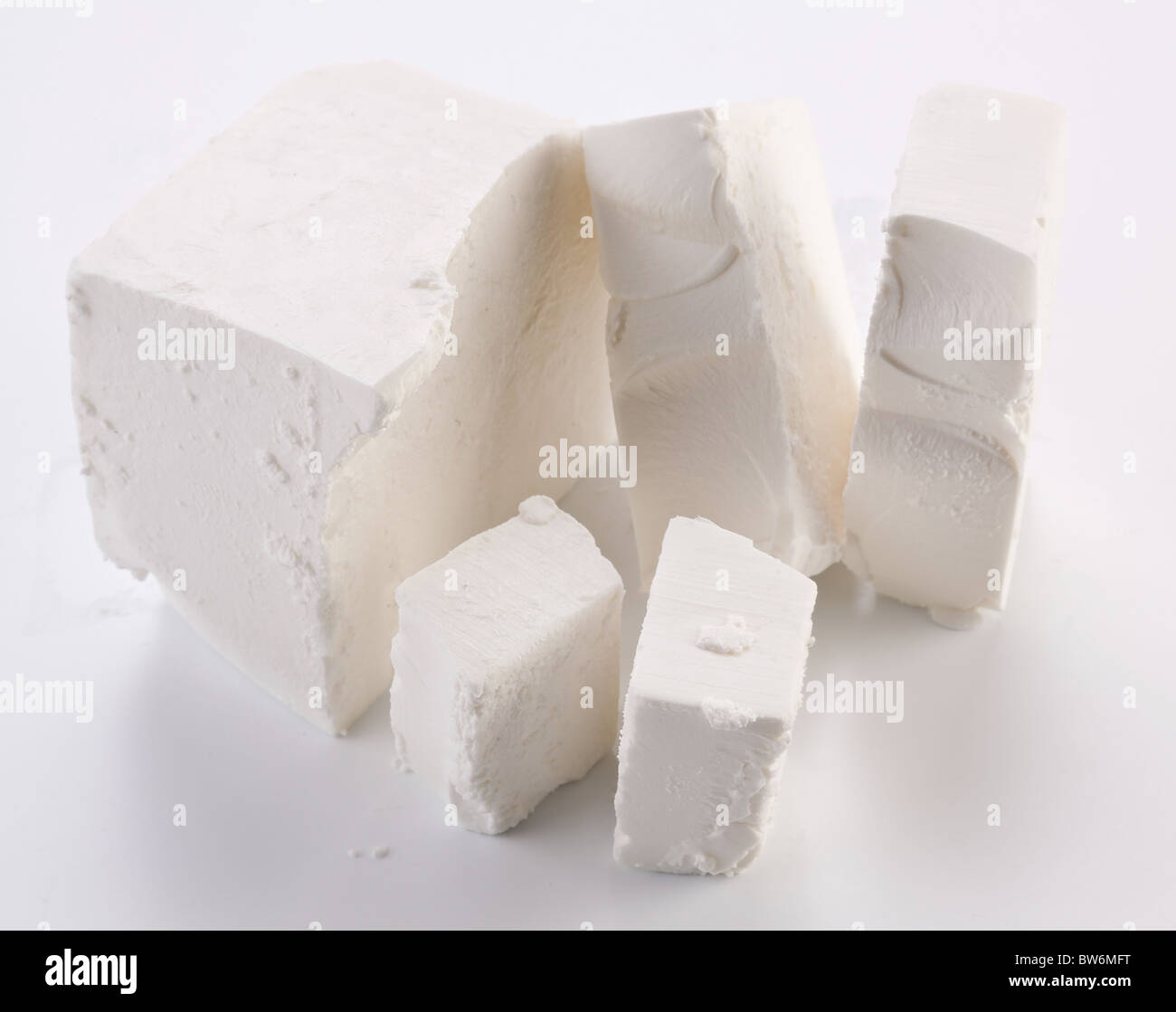 Feta-Käse auf einem weißen Hintergrund. Stockfoto