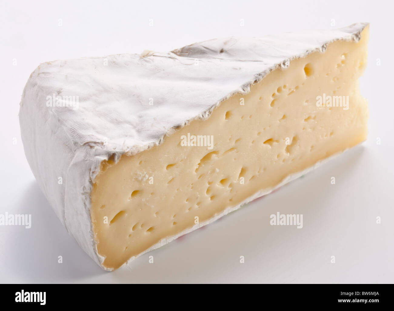Brie Käse auf einem weißen Hintergrund. Stockfoto
